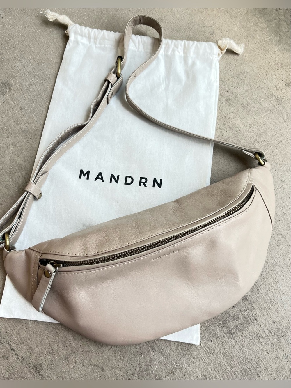 Mandrn cream leather Atlas crossbody